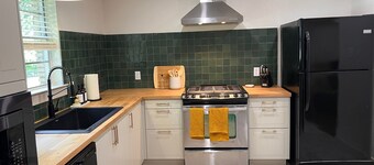 Family-Ready • 3BR + Backyard Near the Square