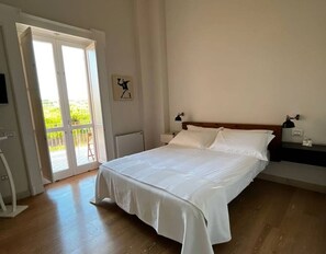 1 habitación, escritorio, tabla de planchar con plancha y cuna de viaje 
