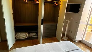 1 chambre, bureau, fer et planche Ă repasser, lit parapluie