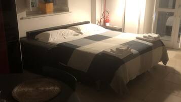 1 Schlafzimmer, Schreibtisch, Bügeleisen/Bügelbrett, Reisekinderbett