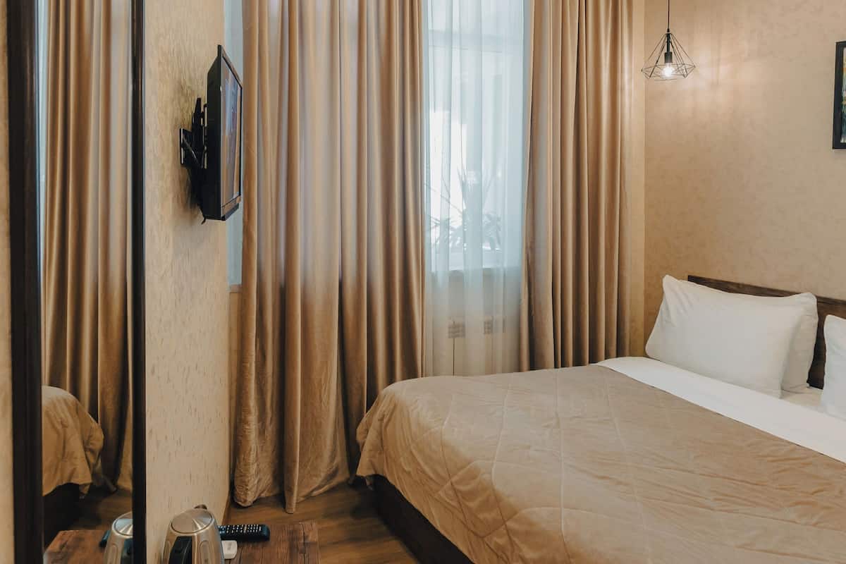 Standard Single Room | Minibar, in-room safe, desk, laptop workspace