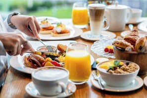 بوفيه فطور مجانًا يوميًا