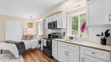 Skrivebord, strykejern/-brett, wi-fi (inkludert) og sengetøy