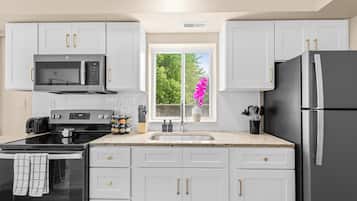 Jääkaappi, mikroaaltouuni, uuni, liesi