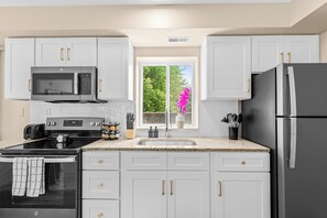 Fridge, microwave, oven, stovetop - New! Comfy & Cozy Private Studio Flat (Roseville)