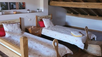 4 bedrooms, iron/ironing board, WiFi, bed sheets