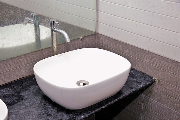 Shower, rainfall showerhead, free toiletries, hair dryer
