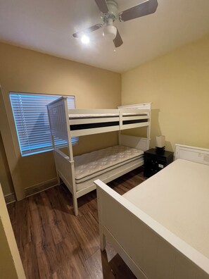 2 bedrooms, iron/ironing board, WiFi, bed sheets - Guest house at a private resort in Good Hope Area (Perris)