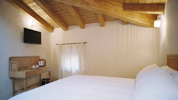 Ropa de cama de alta calidad, cubrecamas y minibar 