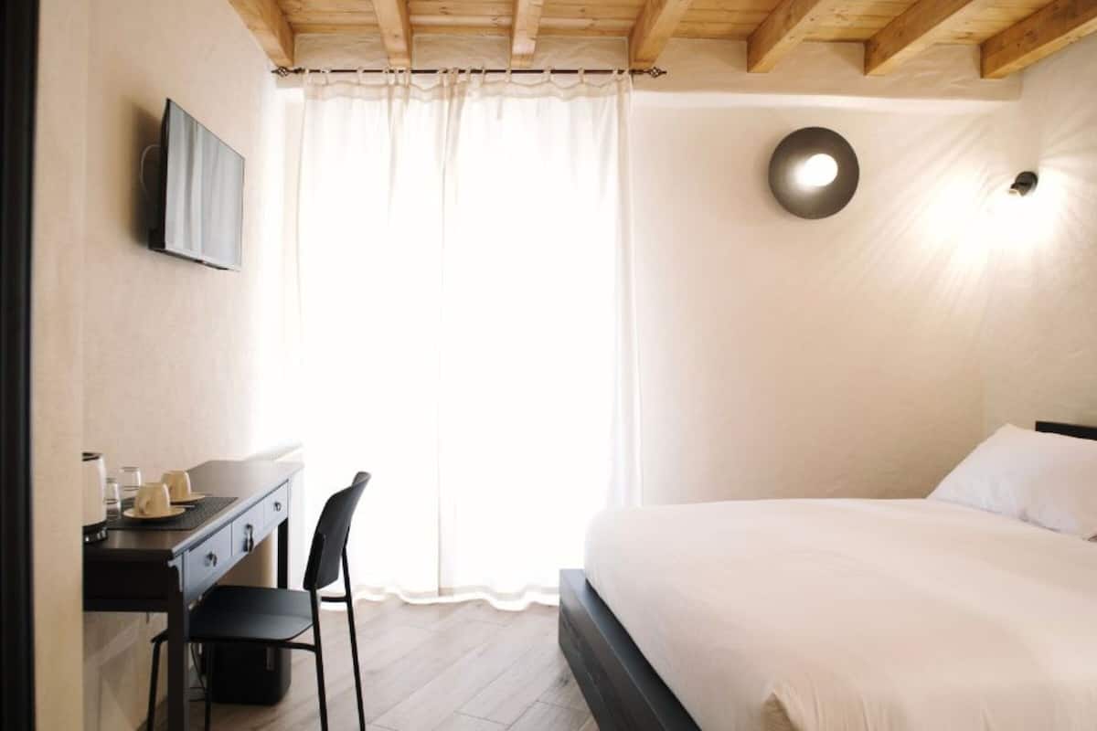 Deluxe Room | Premium bedding, down comforters, minibar, in-room safe