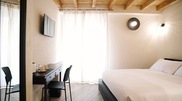 Ropa de cama de alta calidad, cubrecamas y minibar 