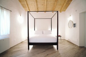 Ropa de cama de alta calidad, cubrecamas y minibar 