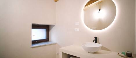 Standard Room | Banheiro | Chuveiro, chuveiro com efeito de chuva, produtos de toalete grátis