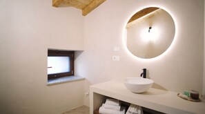 Standard Room | Bathroom | Shower, rainfall showerhead, free toiletries, hair dryer - Casa Marinari (Scalea)