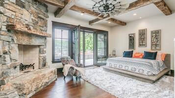 5 bedrooms, free WiFi, bed sheets