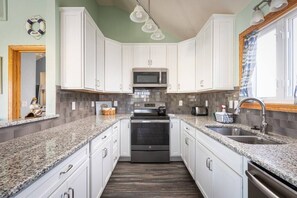 Kjøleskap, mikrobølgeovn, ovn og kokeplater