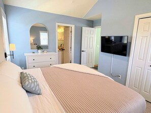 5 bedrooms, iron/ironing board, WiFi, bed sheets