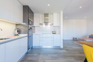 Kjøleskap, mikrobølgeovn, ovn og oppvaskmaskin