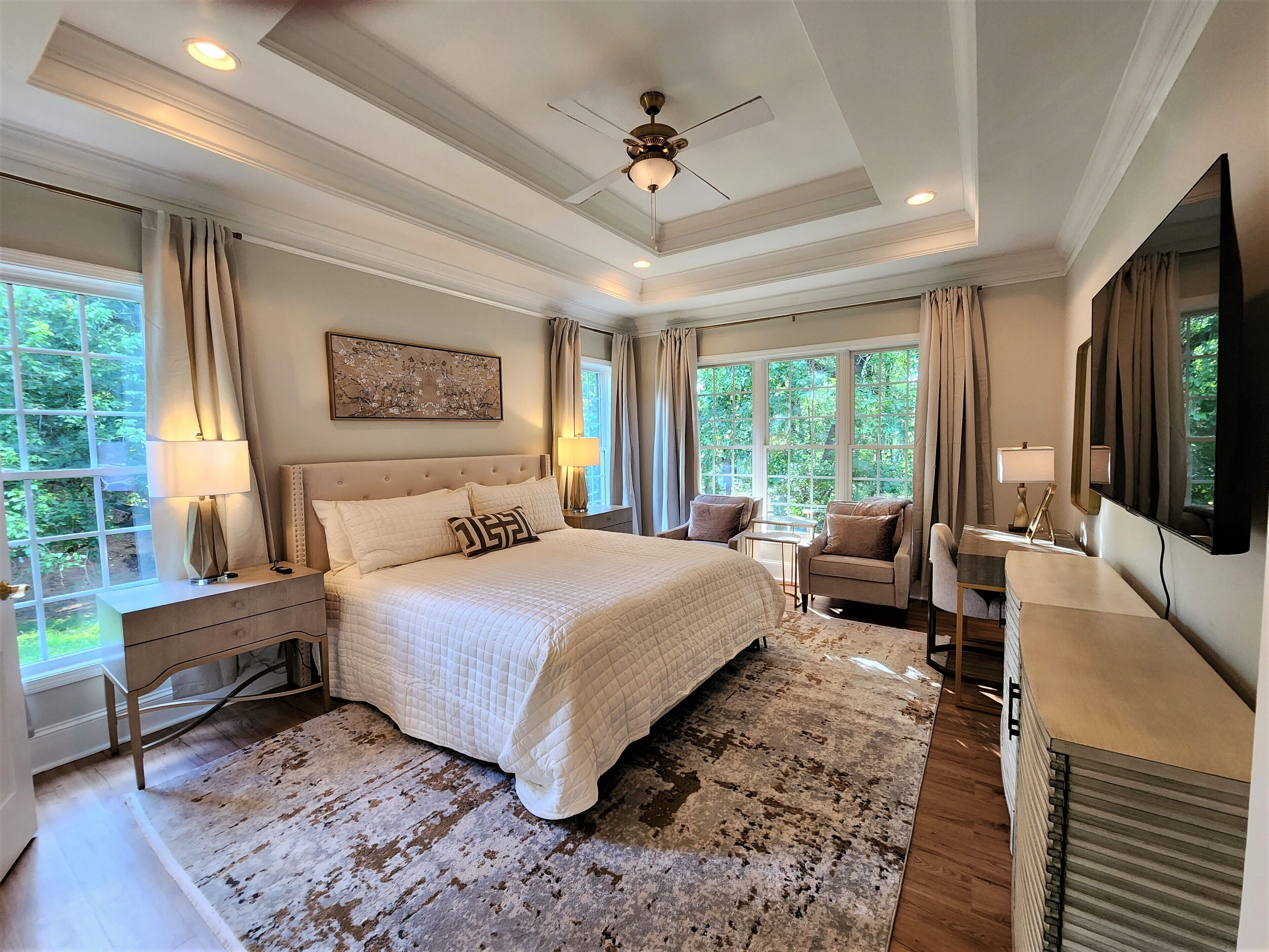 Large Luxury Home- 4 KING Bdr+ 2 Bdr Awesome Entertaining Rm for 12- UGA 4 miles