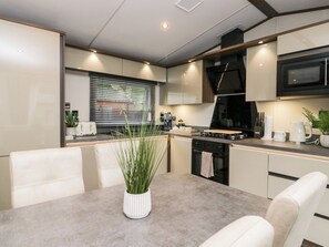 ตู้เย็น, เครื่องล้างจาน, กาต้มน้ำไฟฟ้า, เตาปิ้งขนมปัง