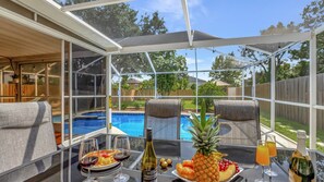 Outdoor dining - Experience Luxurious Living: Exquisite Pool House in Brandon for 15 Guests (Brandon)