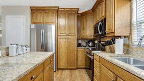 Een koelkast, een magnetron, een oven, een kookplaat