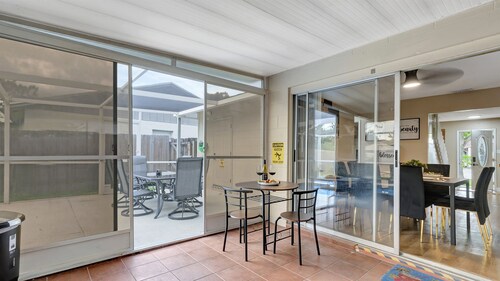 Experience Luxurious Living: Exquisite Pool House in Brandon for 15 Guests