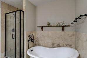 Combined shower/bathtub, towels - 12 Haul Away - 5 Bedroom - Private Pool, Lagoon View Short Walk to the Beach (Hilton Head)