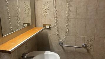 Dusche, Haartrockner, Bidet, HandtĂŒcher