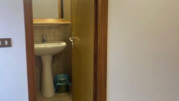 Dusche, Haartrockner, Bidet, HandtĂŒcher