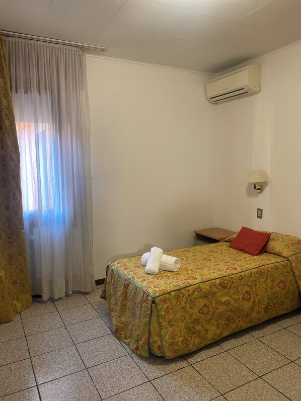 36 bedrooms, travel cot, WiFi, bed sheets - Camelia Rooms Venice Guesthouse Train stationRooms with private bathroom (Venezia)