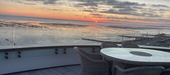 Stunning Seafront Penthouse With Panoramic South Facing Views Over the Estuary