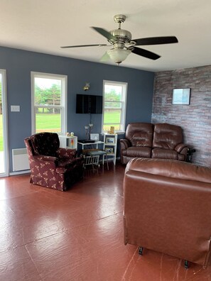 Living area - Sheila’s Waterfront Cottage (Tignish)