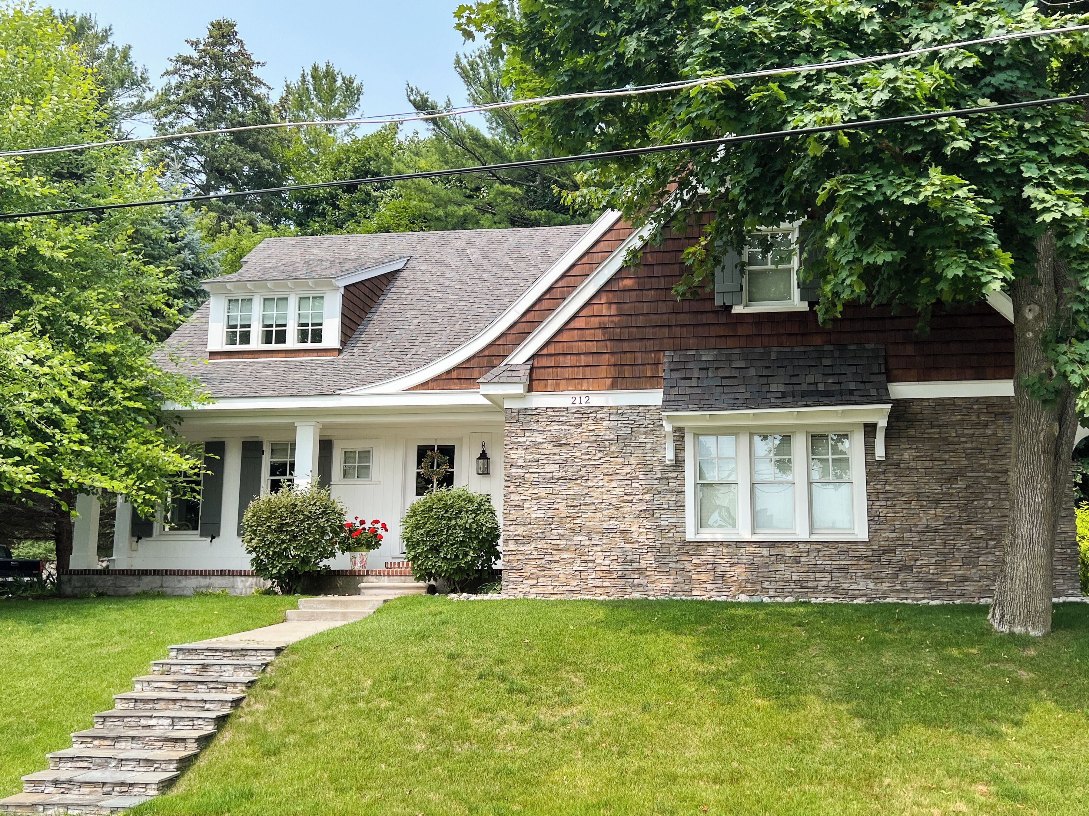 Battenberg Cottage on Fourth Street! 4 Bdr, 4 Bath, Sleeps 8