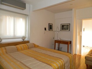 1 habitación, tabla de planchar con plancha, wifi gratis y ropa de cama 