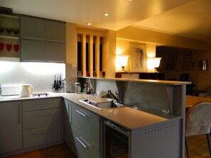 Kjøleskap, mikrobølgeovn, kokeplater og oppvaskmaskin