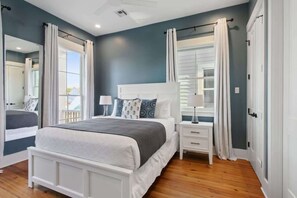 3 makuuhuonetta, työpöytä, silitysrauta/-lauta, vauvan matkasänky