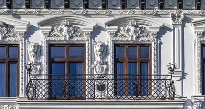 Old Town Luxury Suites with Balcony