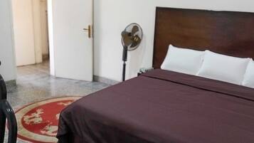 2 Schlafzimmer, Schreibtisch, Bügeleisen/Bügelbrett, WLAN