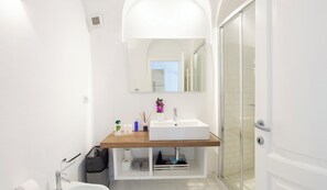 Dusch, hårtork, bidé och handdukar