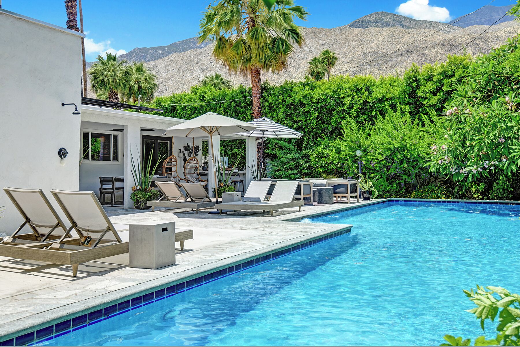 Pet-friendly luxury bungalow with private pool and gym, in central Palm Springs