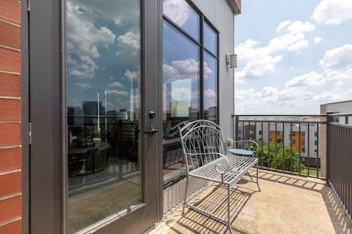 Luxurious large Downtown Top Floor Corner 2 Bed 2 bath - #621