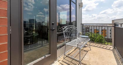 Luxurious large Downtown Top Floor Corner 2 Bed 2 bath - #621