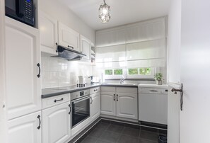 Een koelkast, een microgolfoven, een oven, een kookplaat