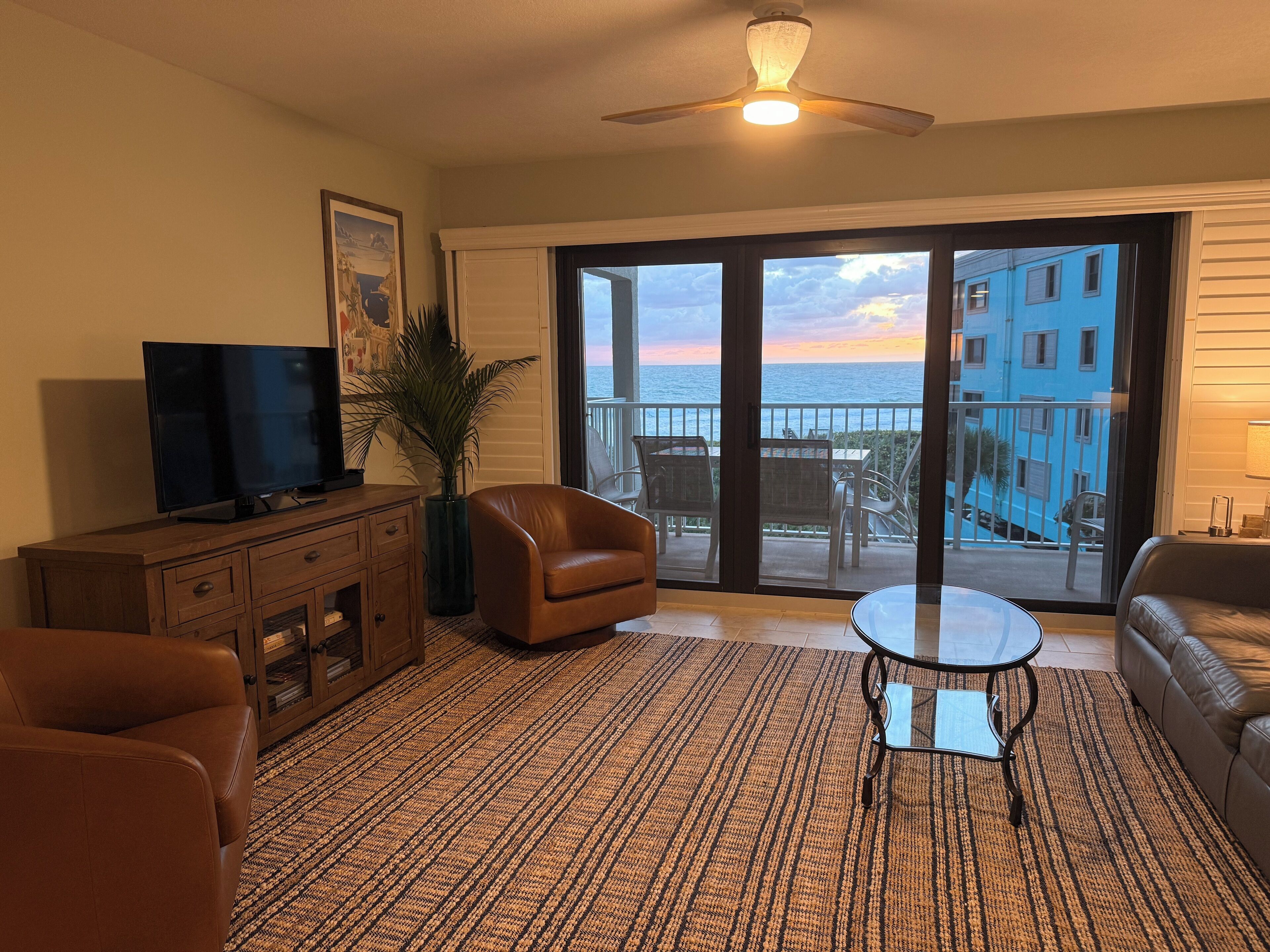 TV connectée, lecteur de DVD, livres, écrans d'ordinateur