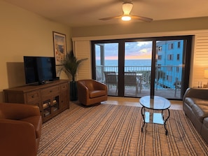 Smart-TV, DVD-Player, Bücher, Computerbildschirme