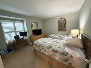 2 habitaciones, escritorio y tabla de planchar con plancha 