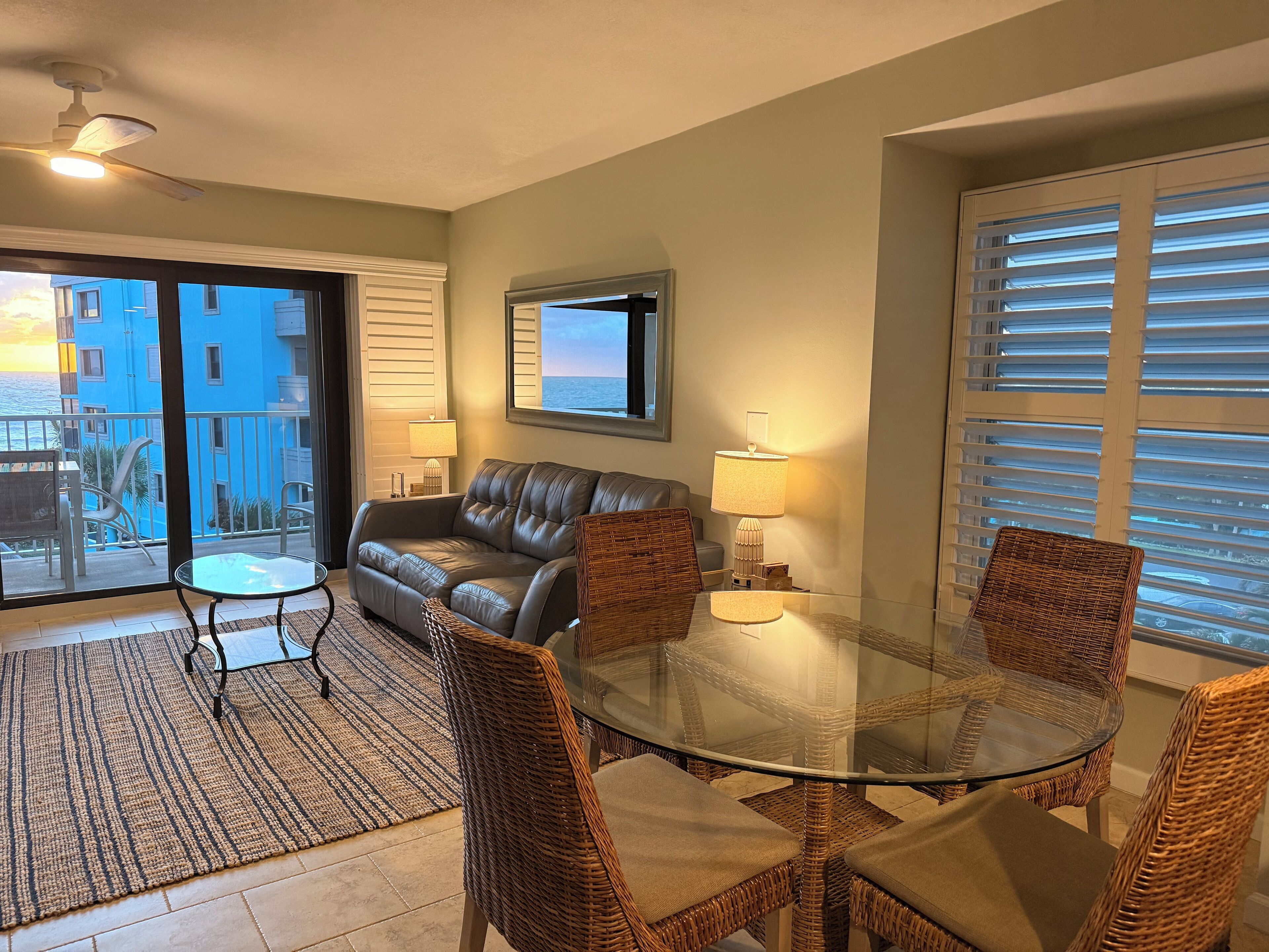 TV connectée, lecteur de DVD, livres, écrans d'ordinateur