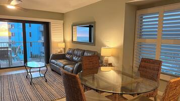 TV connectée, lecteur de DVD, livres, écrans d'ordinateur