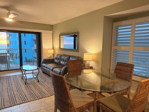 智 能电视、DVD 播放器、书、电脑显示器